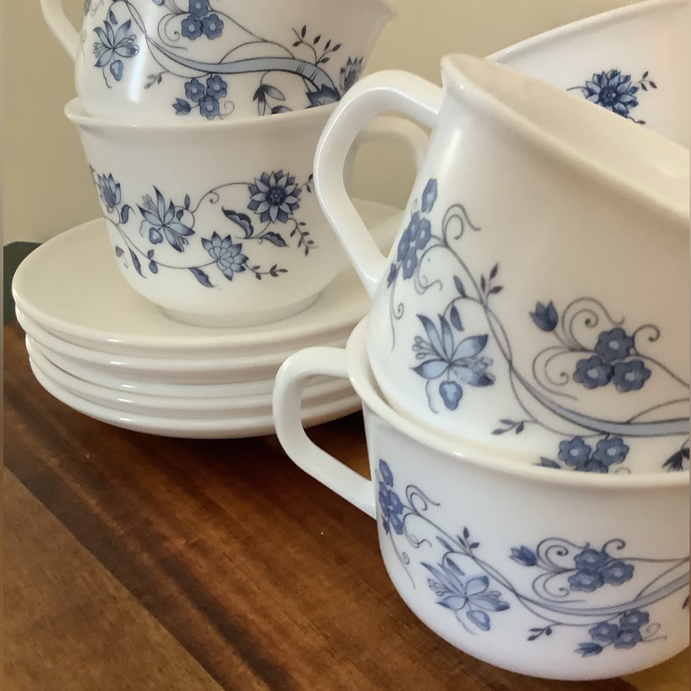 Lot of Vintage 70s Arcopal France "ASTER" Blue Floral Tea Cups & Saucers Set - Picture 10 of 16